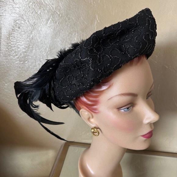 REFINED 1940S' BLACK FELT BERET + UNDULATING CORD TRIM + BLACK ROOSTER FEATHERS - Picture 10 of 14